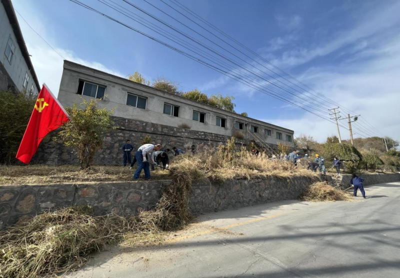 有工投黨員干部、團(tuán)員青年的耕耘那處便是公司最美麗的一角-----物產(chǎn)工投公司開展環(huán)境專項(xiàng)整治主題黨日、團(tuán)日活動